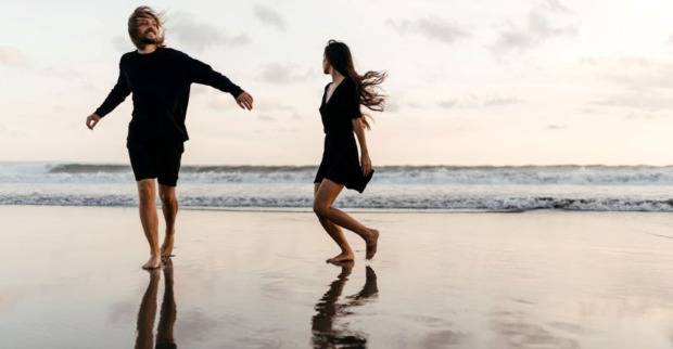 Liebespaar am Strand | Credit: iStock.com/Margaryta Basarab