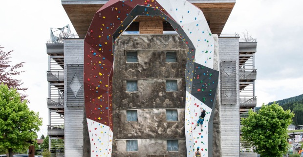 15 Meter hohe Kletterwand in Leogang | Credit: Hotel Salzburger Hof Leogang