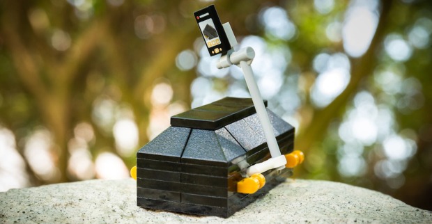 Ein Sarg aus Lego mit einem Selfiestick an der Seite