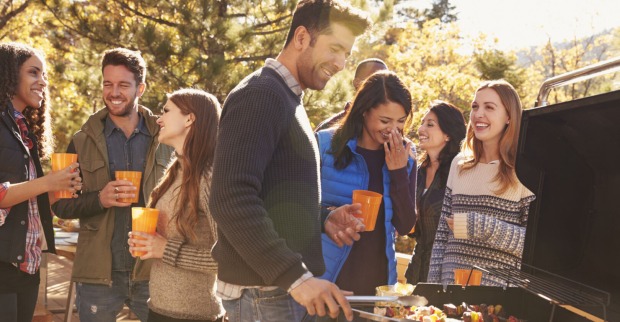 Grillspaß im Hebst | Credit: iStock.com/monkeybusinessimages
