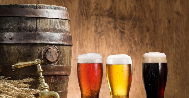 Bierfass und drei volle Biergläser
