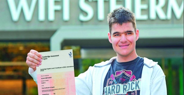 Julian Gimplinger präsentiert sein Cambridge-Certificate vom WIFI-Steiermark.