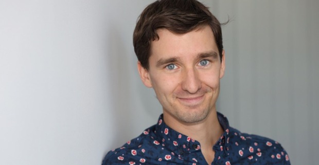 Kabarettist Clemens Maria Schreiner lächelt, Porträtfoto