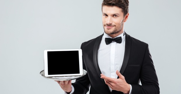 Anzugsmann mit Laptop