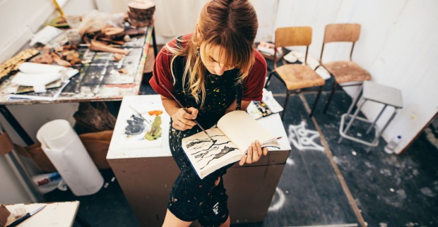 Künstlerin arbeitet im Atelier