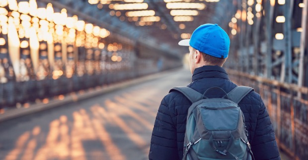 Wanderer auf einer Brücke