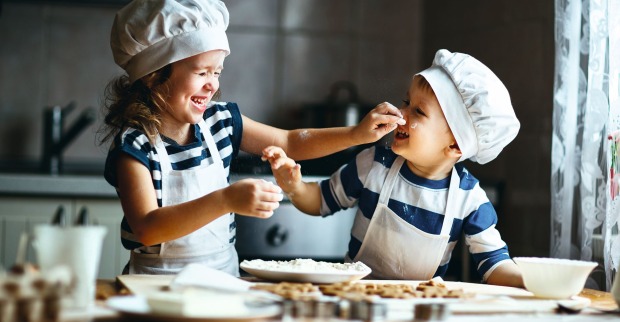 Auch Kindern macht das Kekse backen Spaß.