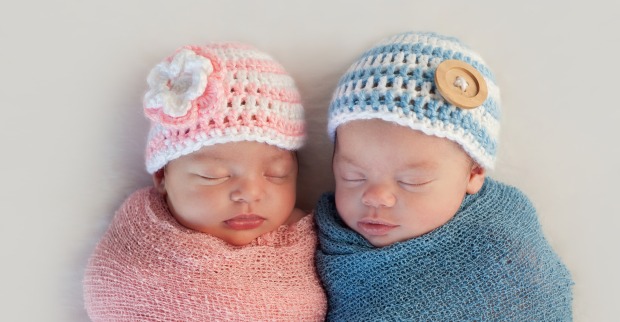 Bub und Mädchen in blau und rosa