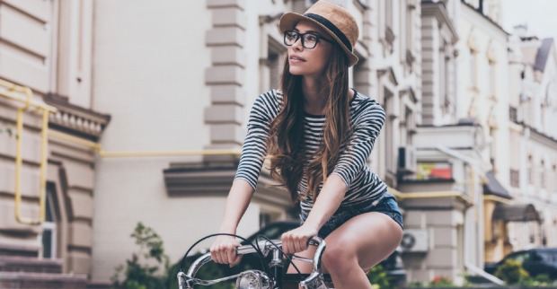 Sicherheit und Style lassen sich beim Radfahren miteinander in Einklang bringen | Credit: iStock.com/g-stockstudio