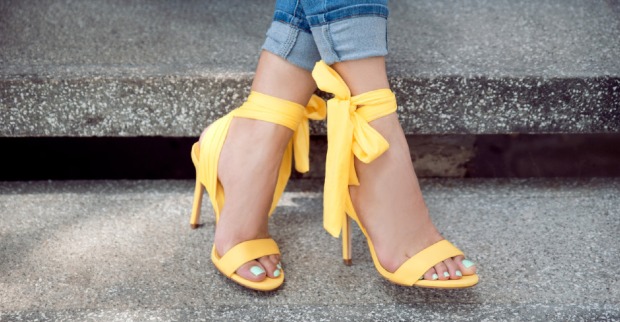 Zu hohe Absätze und zu enge Schuhen leisten Zehenverformungen Vorschub | Credit: iStock.com/ASashka
