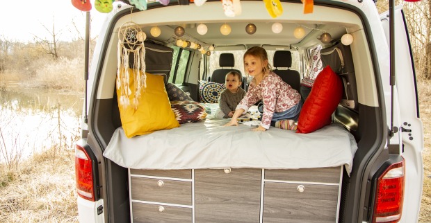 Kinder, die es sich im Camper gemütlich gemacht haben | Credit: myvanture