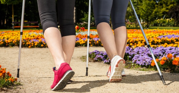 Nordic Walking ist auch unter jungen Menschen beliebt | Credit: iStock.com/gbh007