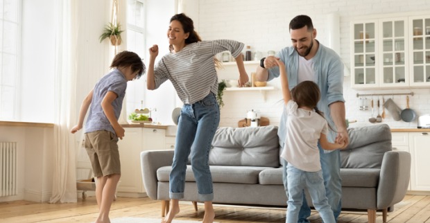 Tanzende Familie | Credit: iStock.com/fizkes