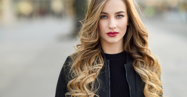 PORTRÄT EINER JUNGEN FRAU MIT LANGEN BLONDEN, LOCKIGEN hAAREN