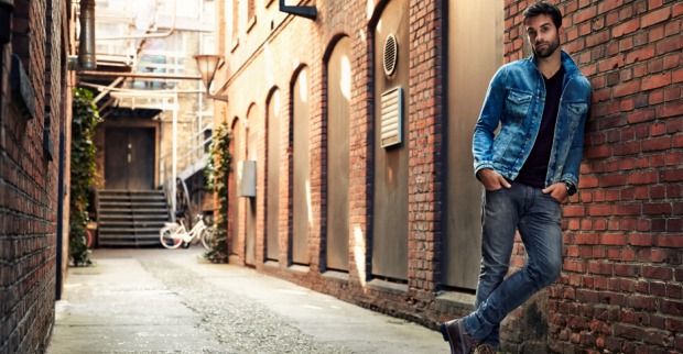 Jeans - von der Arbeitshose zum modischen Allrounder | Credit: iStock.com/SanneBerg