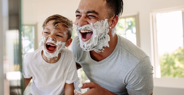 Bub und Mann rasieren sich und lachen Credit: iStock.com/jacoblund