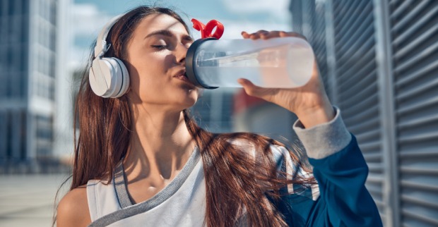 Überlebenswichtig - täglich genug Wasser zu trinken | Credit: iStock.com/Svitlana Hulko