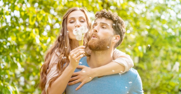 Mann schulter eine Frau im Park