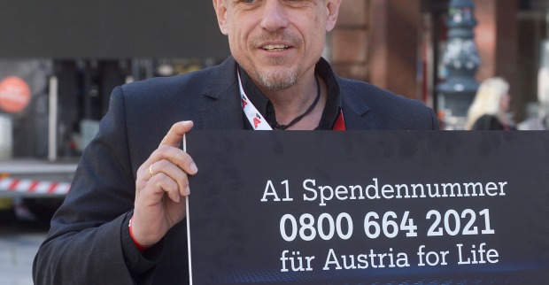 Gery Keszler mit Spendentafel