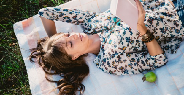 Dank Büchern geistig auf Reisen gehen | Credit: iStock.com/Sjale