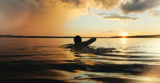 Schön, aber nicht ohne Risiko - Schwimmen in offenen Gewässern | Credit: iStock.com/LeonidKos