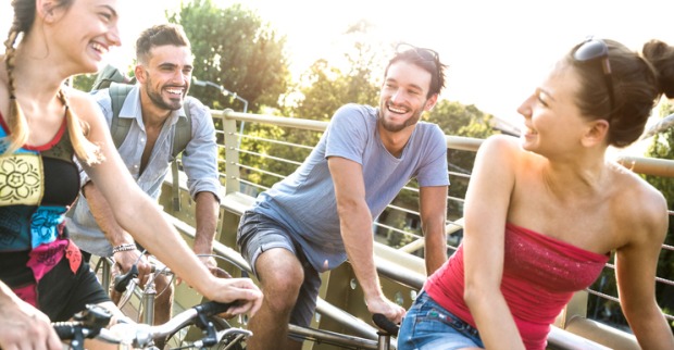 Zwei Pärchen machen eine Radtour