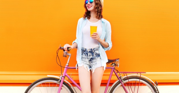 Mädchen mit kurzenn Shorts und Fahrrad
