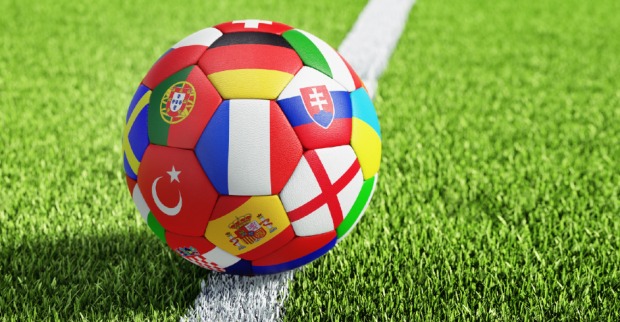 Die allgemeine Vorfreude auf die diesjährige Fußball-EM ist groß | Credit: iStock.com/peterschreiber.media