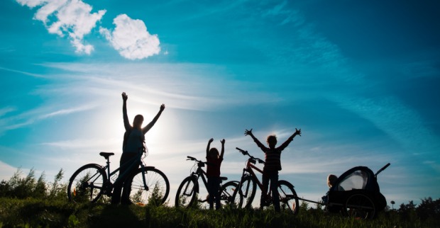 Gemeinsame Radtour | Credit: iStock.com/NADEZHDA1906