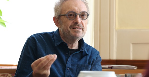Josef Hader gestikuliert im Gespräch. Vor ihm stehen eine Suppenterrine und eine Kanne Tee.