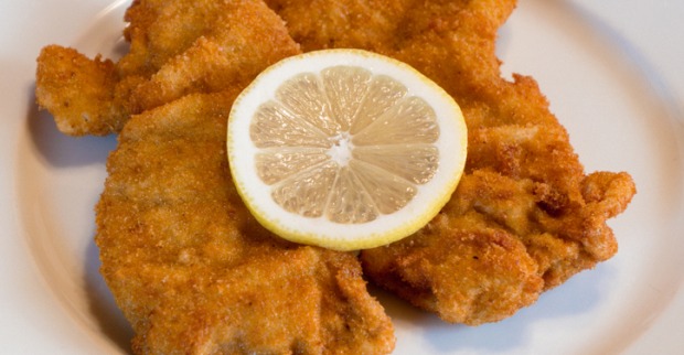 Schnitzel mit Zitrone am Teller