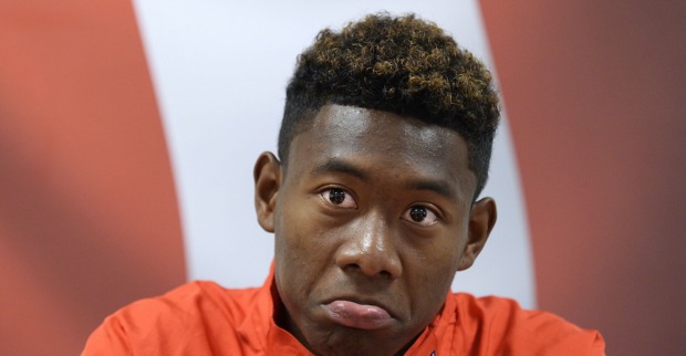 Porträt des nachdenklichen David Alaba mit vorgeschobener Unterlippe