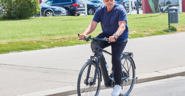 Arnold Schwarzenegger am Fahrrad