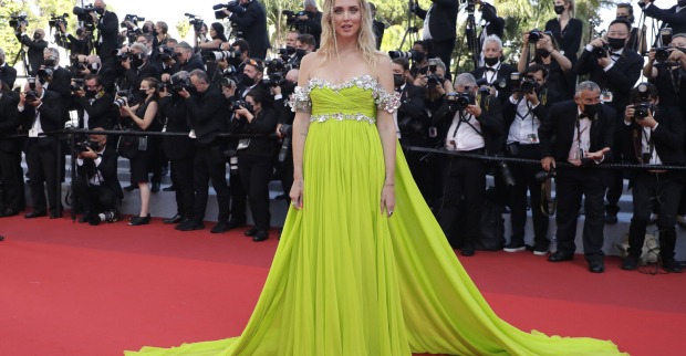 Bloggerin Chiara Ferragni in einem gelben Kleid