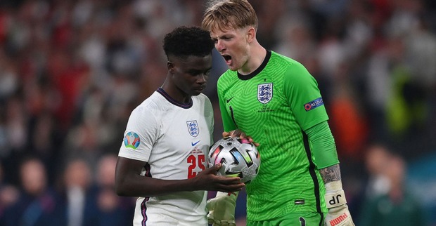 Bukayo Saka und Jordan Pickford