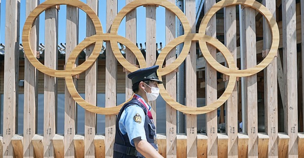 Polizist vor den Olympischen Ringen in Tokio
