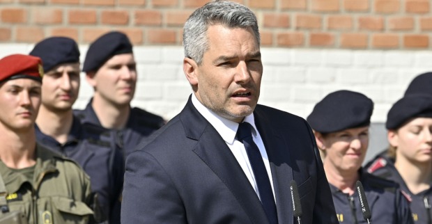 Innenminister Karl Nehammer spricht vor Soldaten und Polizistinnen
