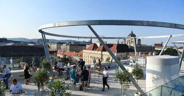 Aufsicht auf die Dachterrasse Libelle im Museumsquartier mit einigen Besuchern