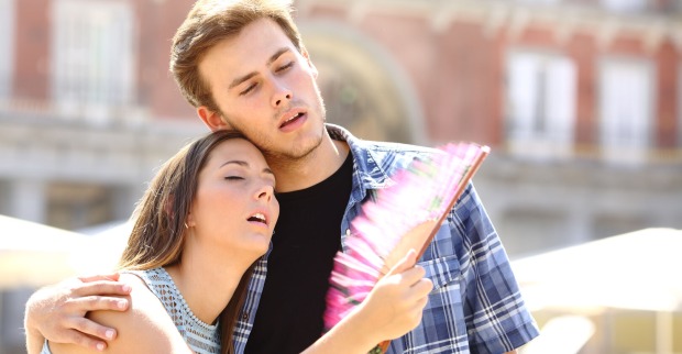 Mann und Frau leiden in der Hitze