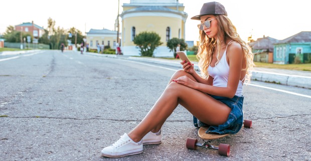 Die coolsten Sommer-Apps | Credit: MODEL FOTO: COLOURBOX.DE/BYSWAT