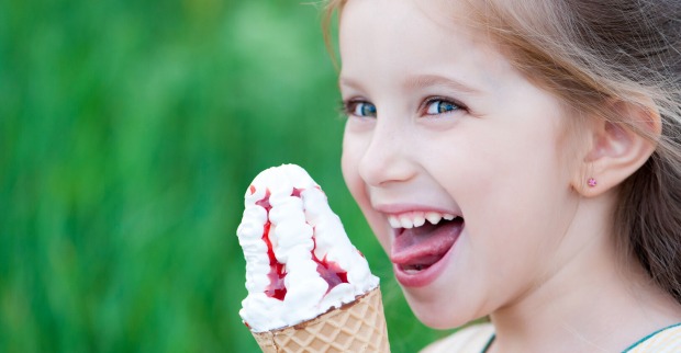 Kleines Mädchen isst ein großes Eis