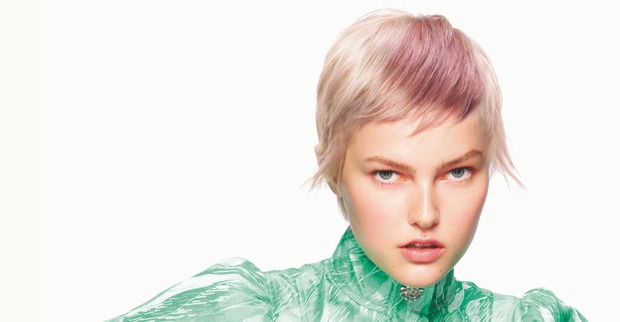 Modelporträt einer jungen Frau mit blonden fransigen kurzen Haaren