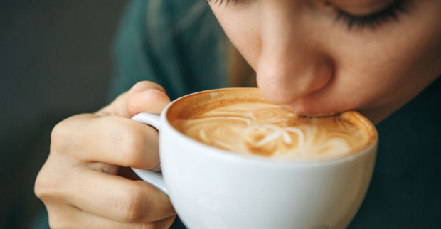 Frau genießt eine Tasse Kaffee | Credit: iStock.com/franz12