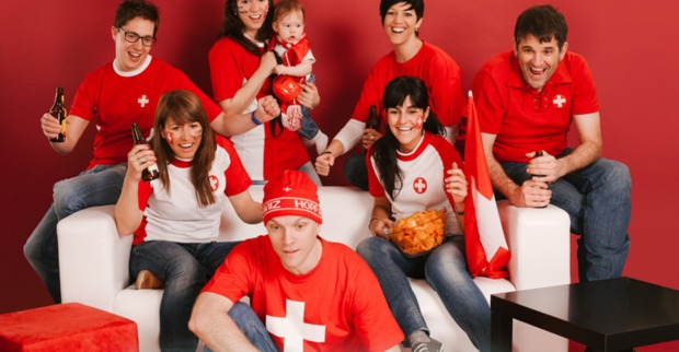 Eine Gruppe Fans in roten Schweizer-Trikots schaut das EM-Achtelfinale