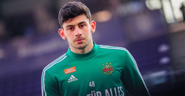 Yusuf Demir verabschiedet sich mit einem "Danke Rapid-Shirt" von den Fans