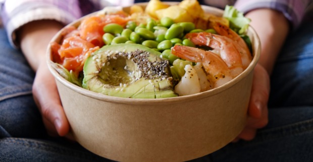 Bowl mit Gemüse und Fisch