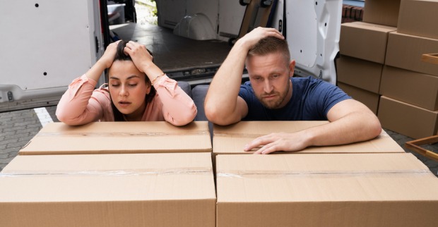 Erschöpftes Paar zieht um | Credit: iStock.com/AndreyPopov