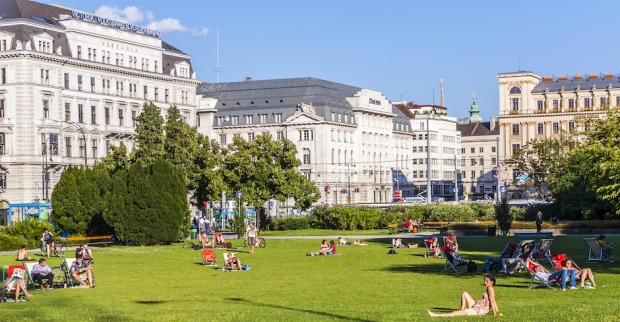Blick auf den Wiener Sigmund Freund Park im Sommer mit Menschen auf dem Rasen