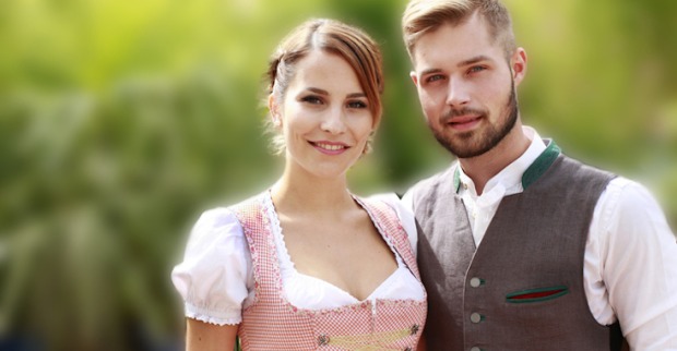 Junge Frau und junger Mann in Tracht