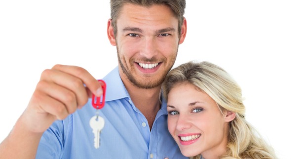Mann und Frau mit Wohnungsschlüssel | Credit: iStock.com/Wavebreakmedia